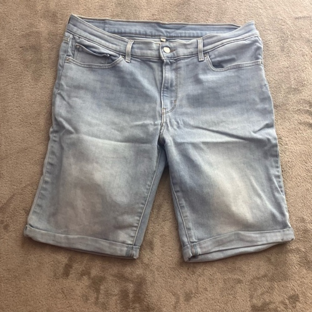 Levi’s Bermuda Shorts Cuffed Light Wash Blue Denim Size 33